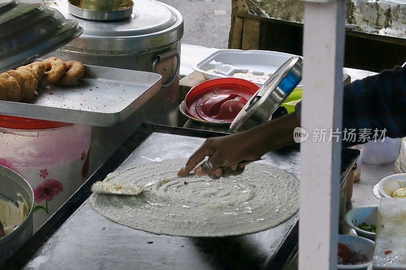 印度新德里，传统的印度街头小吃煎饼/薄饼在煤气炉上烹饪